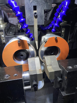 LDX-028A बड़े परिपत्र देखा ब्लेड सीएनसी डबल पीस सिर साइड कोण पीस मशीन निर्माता